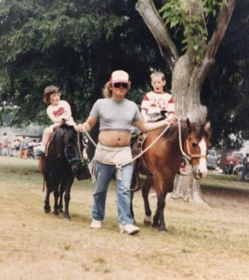 Quem é o próximo no passeio de pônei? | Instagram.com/awkwardfamilyphotos