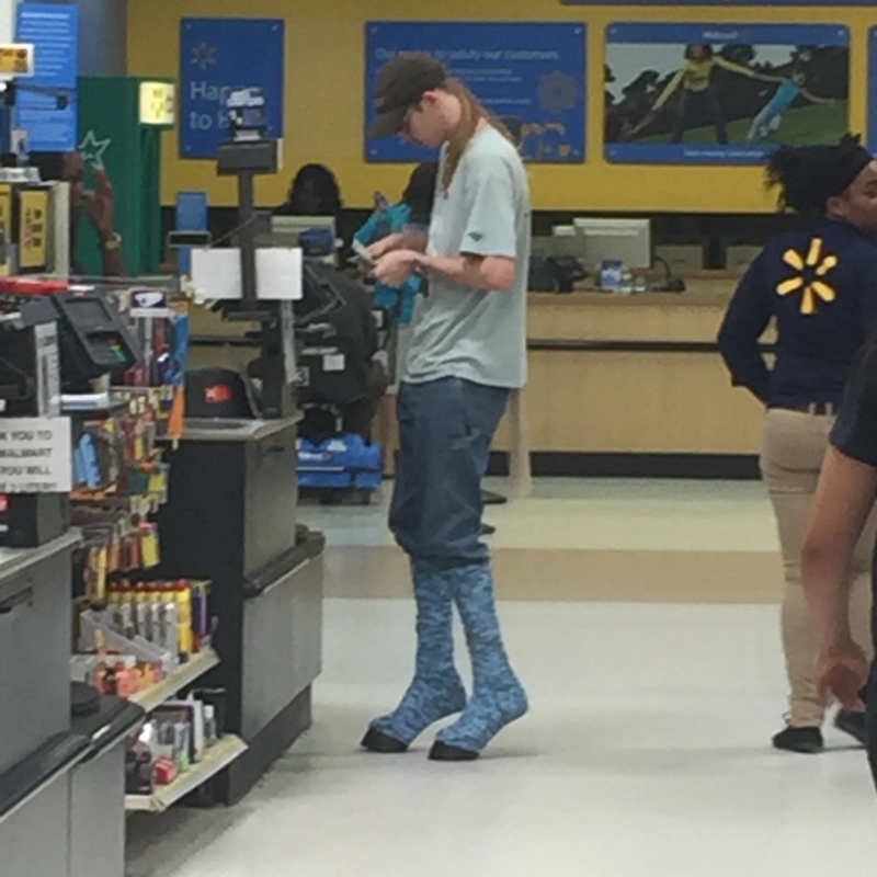 Sábado de sátiros en Walmart | Imgur.com/D45txXC