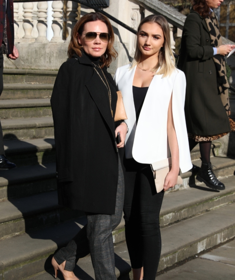 Victoria Beckham mit ihrer Schwester Louise Adams | Getty Images Photo by Isabel Infantes/PA Images