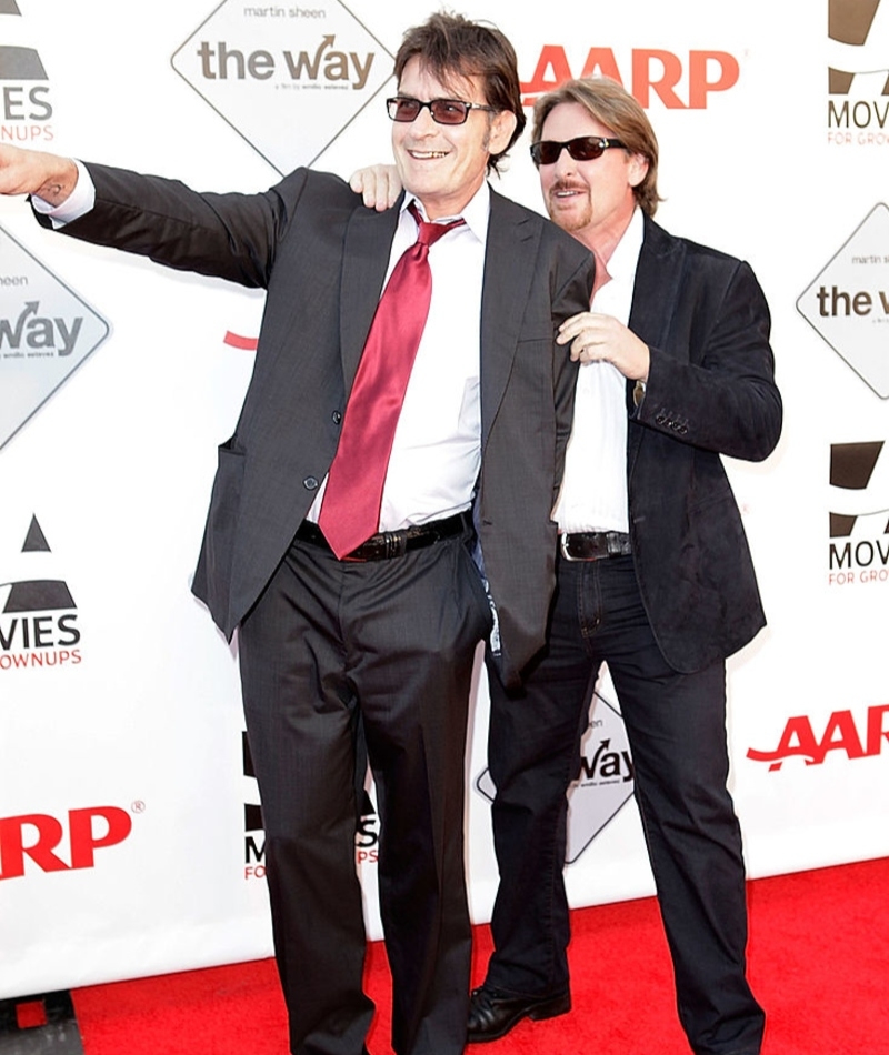 Charlie Sheen mit seinem Bruder Emilio Estevez | Getty Images Photo by Brian To