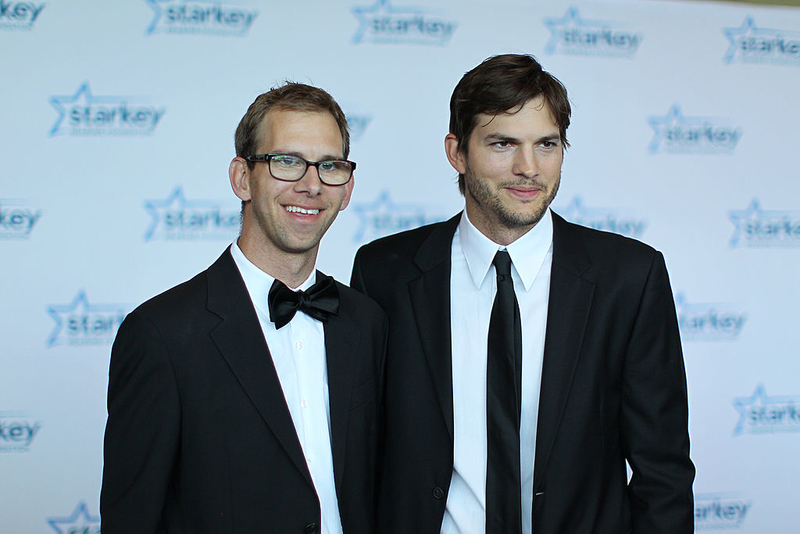 Ashton Kutcher mit seinem Zwillingsbruder Michael | Getty Images Photo by Adam Bettcher