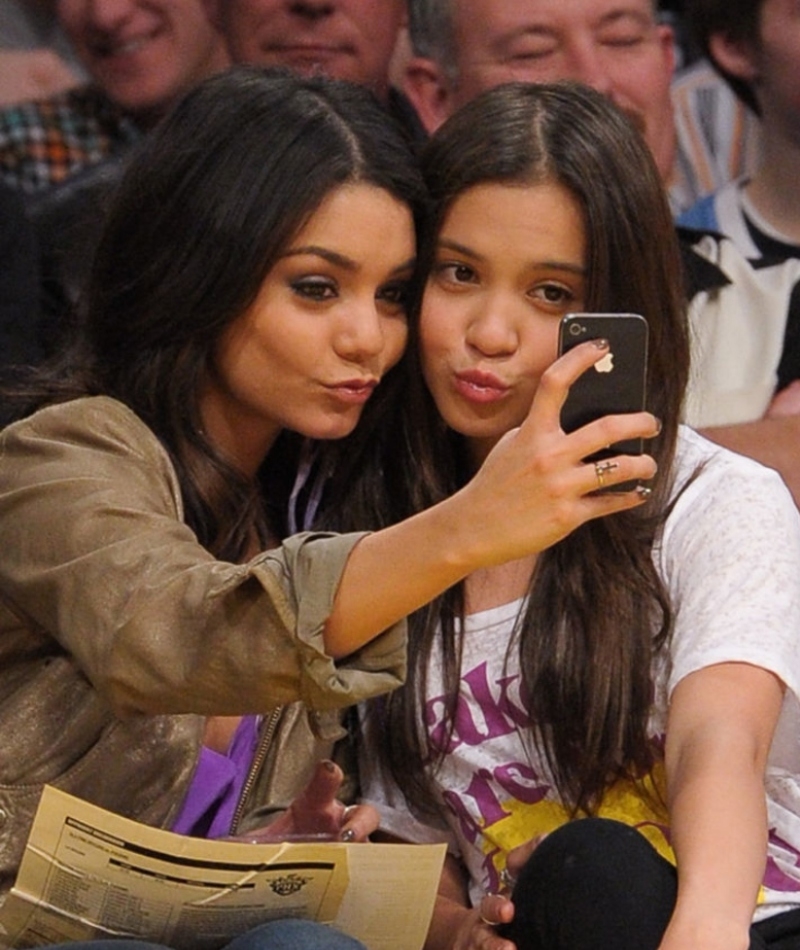 Vanessa Hudgens mit ihrer Schwester Stella | Getty Images Photo by Noel Vasquez