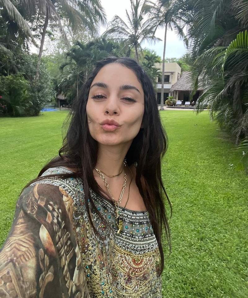 Vanessa Hudgens | Agora | Instagram/@vanessahudgens