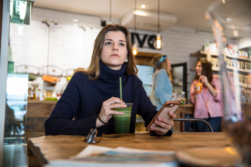 Tomar Smoothies No Café Da Manhã | Alamy Stock Photo