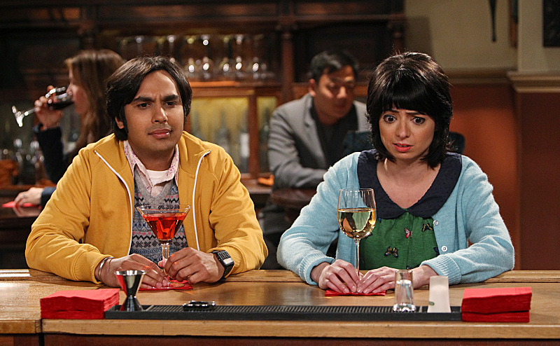 Kate Micucci como Lucy – Antes | MovieStillsDB Photo by Pepito38/Warner Bros.,CBS