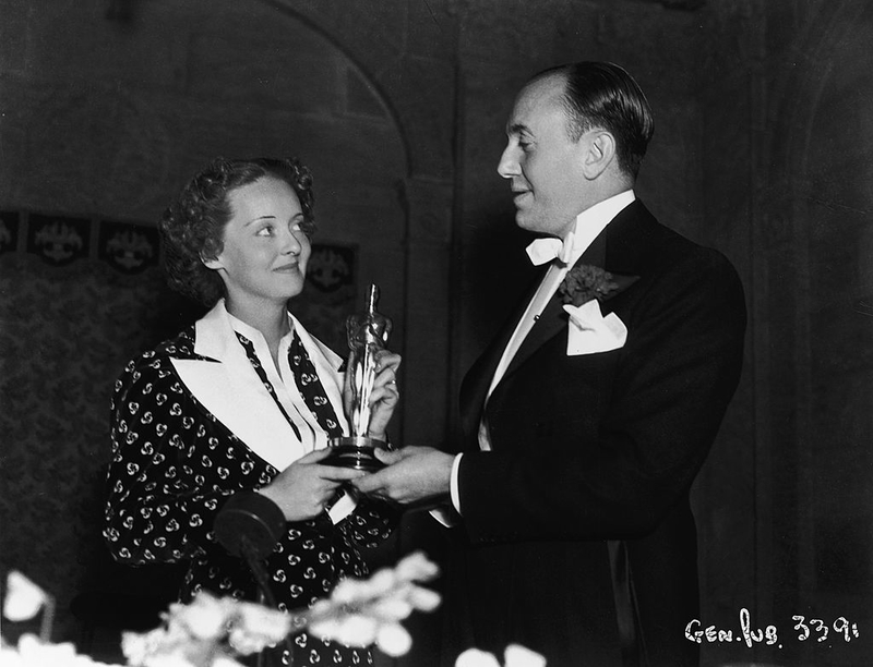 Bette's Oscar | Getty Images Photo by Hulton Archive