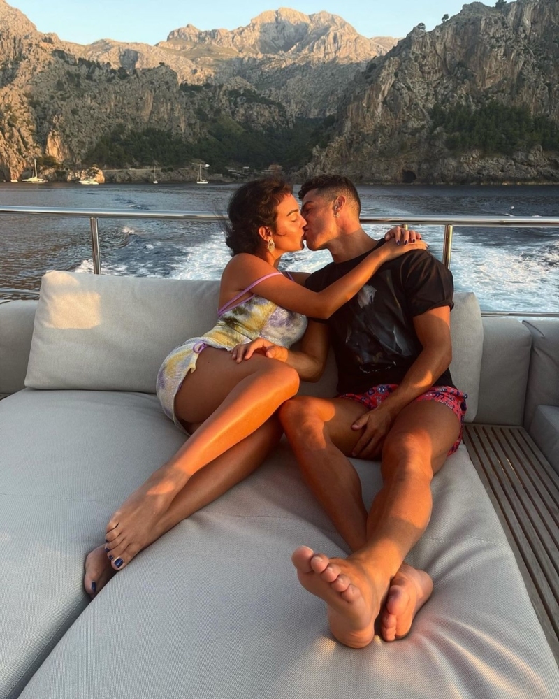 Cristiano Ronaldo's Girlfriend Georgina Rodriguez Flexes Feet in