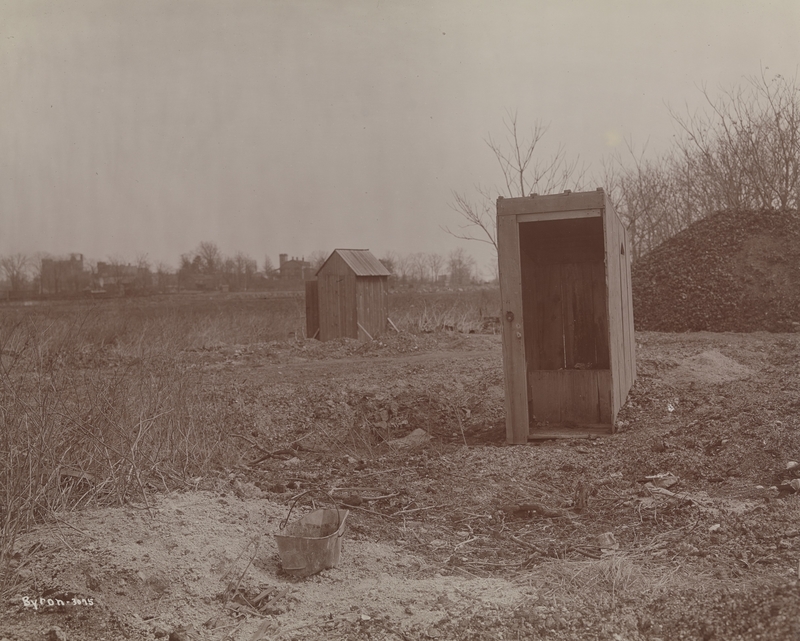 Ein Loch im Boden | Getty Images Photo by Museum of the City of New York/Byron Co. Collection