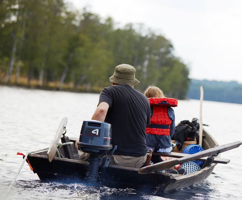 Un salvador en un bote | Getty Images Photo by Johner Images