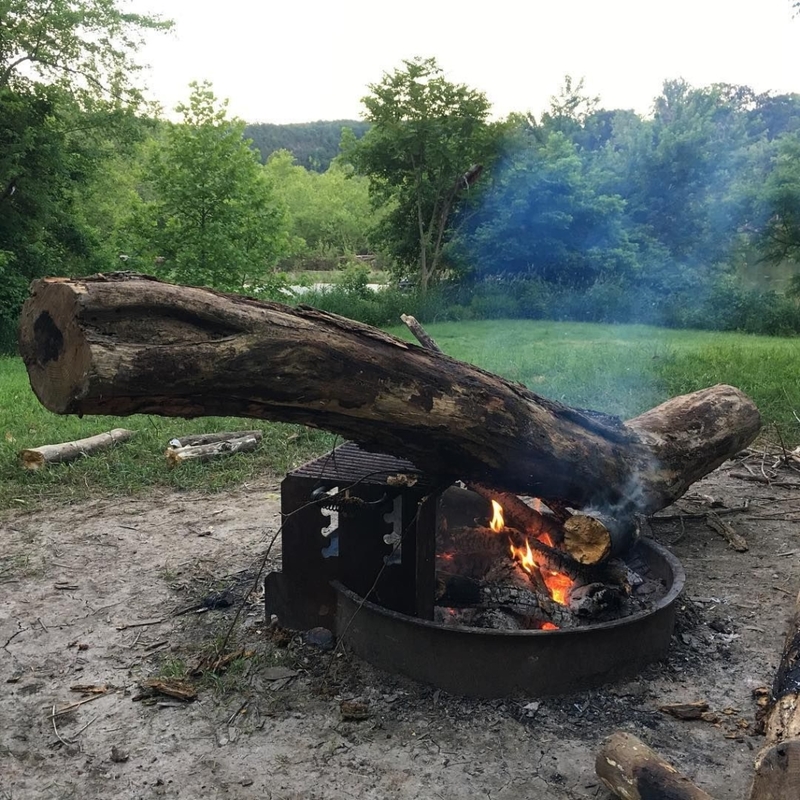 Du baust das Zelt auf, ich hole das Feuerholz | Pinterest/instagram