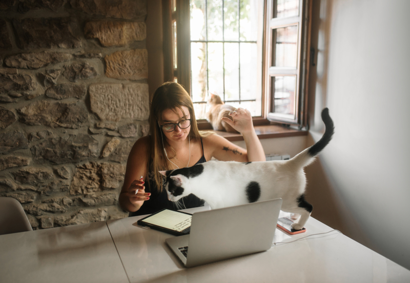 Gehen und Sitzen auf dem, womit auch immer Sie beschäftigt sind | Getty Images Photo by MarioGuti