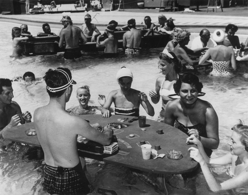 Juegos de azar en la piscina | Getty Images Photo by Alan Band/Keystone Features/Avalon