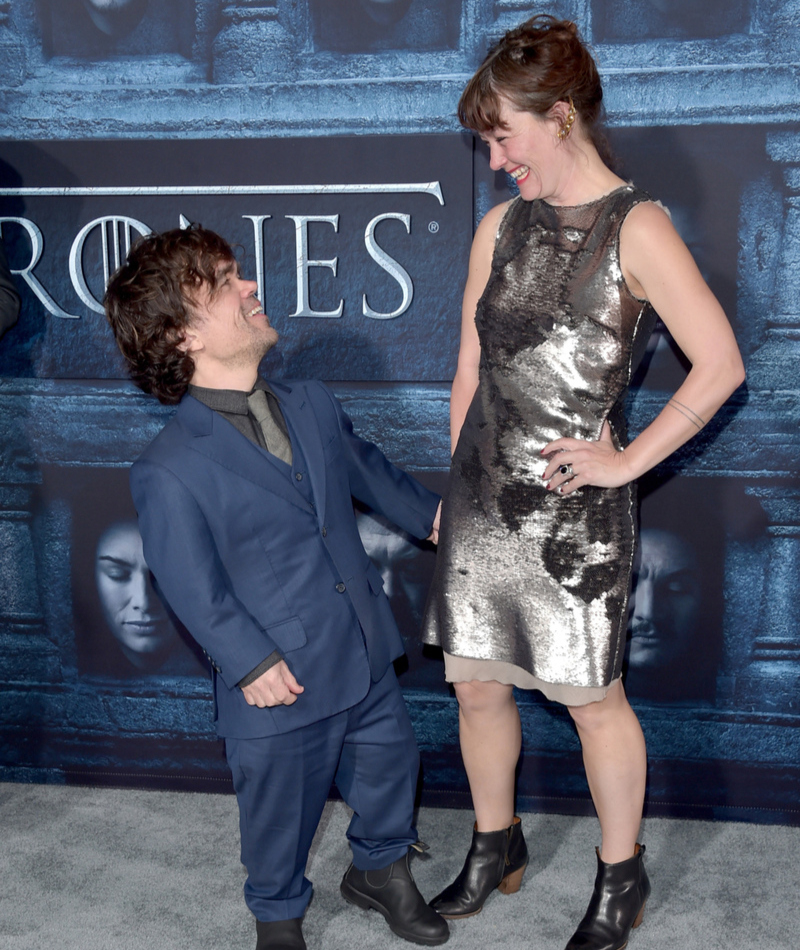 Peter Dinklage y Erica Schmidt | Getty Images Photo by Alberto E. Rodriguez