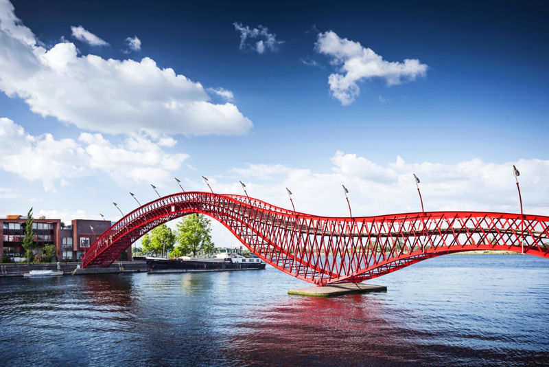 Die Python Bridge in Amsterdam, Niederlande | Alamy Stock Photo by Sebastian Grote/mauritius images GmbH