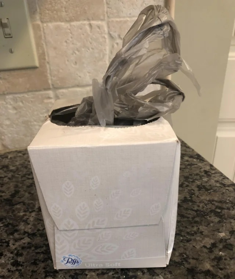 Usa una caja de pañuelitos para guardar bolsas plásticas | Reddit.com/Cupieqt