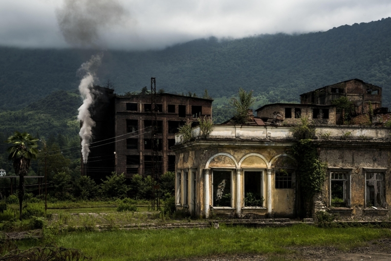 Estación de tren, Abkhazia, Georgia | Alamy Stock Photo by Maurice Wolf/SOPA/ZUMA Wire/Alamy Live News/ZUMA Press, Inc.