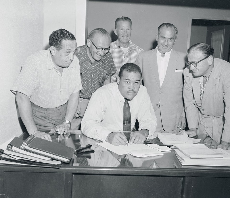 Joe Louis unterschreibt | Getty Images Photo by Bettmann