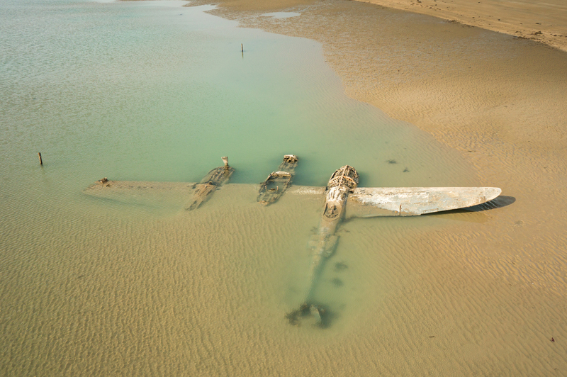 Untergetauchter US-amerikanischer Lockheed P-38 Lightning aus dem Zweiten Weltkrieg nach 65 Jahren unter Wasser in Wales entdeckt | Shutterstock