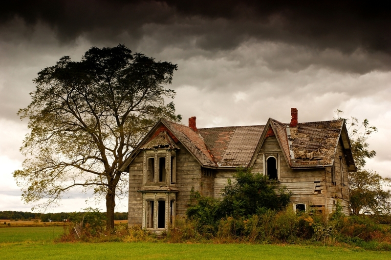 Ein Sturm nähert sich einer alten verlassenen Farm in Ontario | Alamy Stock Photo by Cale Best