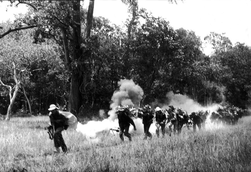 Correndo para Se Proteger | Getty Images Photo by Photo12