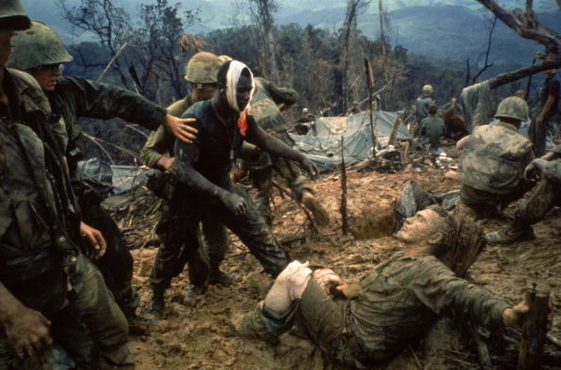 Camaradagem no Meio do Caos | Getty Images Photo by Larry Burrows/The LIFE Picture Collection