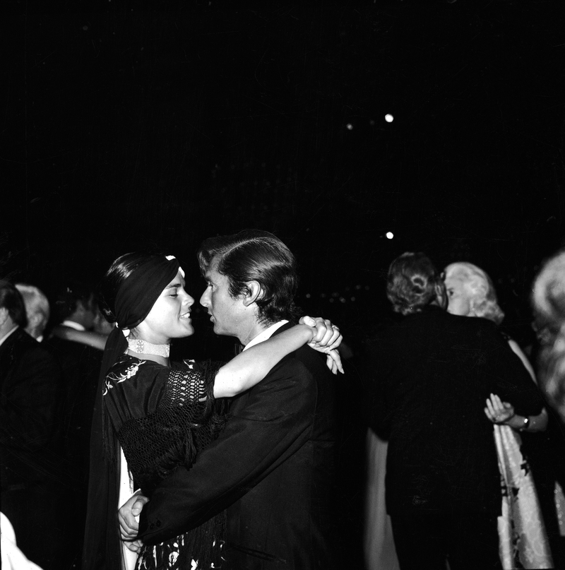 Ali MacGraw impresiona con un baile lento | Getty Images Photo by Jack Albin