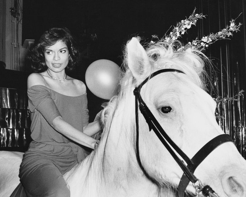 Bianca Jagger y su amigo de cuatro patas | Getty Images Photo by Rose Hartman