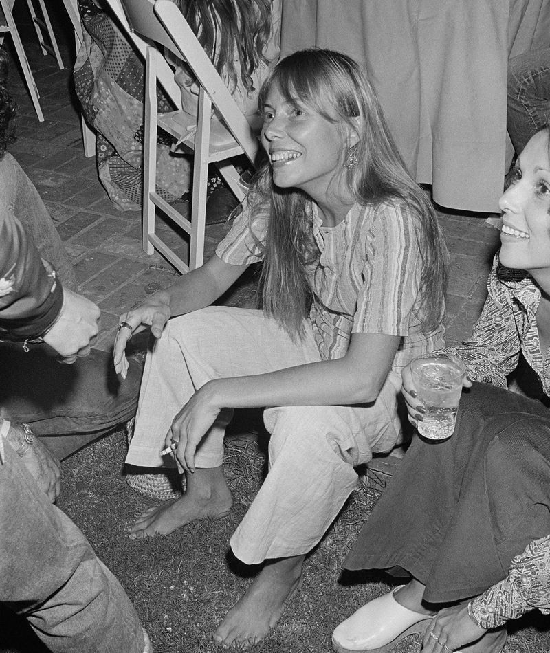 Joni Mitchell se relaja en el jardín | Getty Images Photo by Michael Ochs Archive