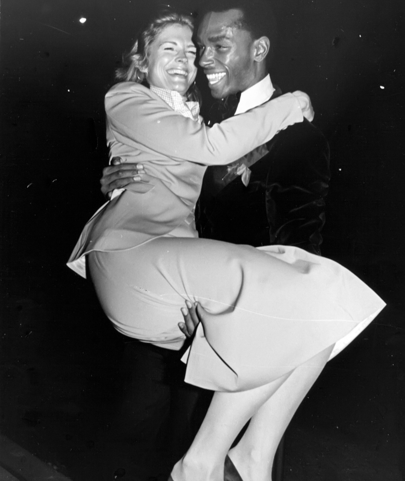 El Actor Sterling St. Jacques carga a Candace Bergen en NYC | Getty Images Photo by PL Gould/Images