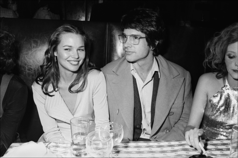 Michelle Phillips y Warren Beatty festejan en Sardi’s | Getty Images Photo by Allan Tannenbaum