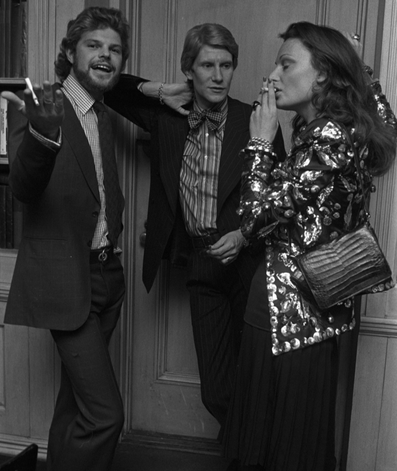 Diane Von Furstenberg disfruta de un cigarrillo con Yves Saint Laurent | Getty Images Photo by Pierre Schermann/WWD/Penske Media