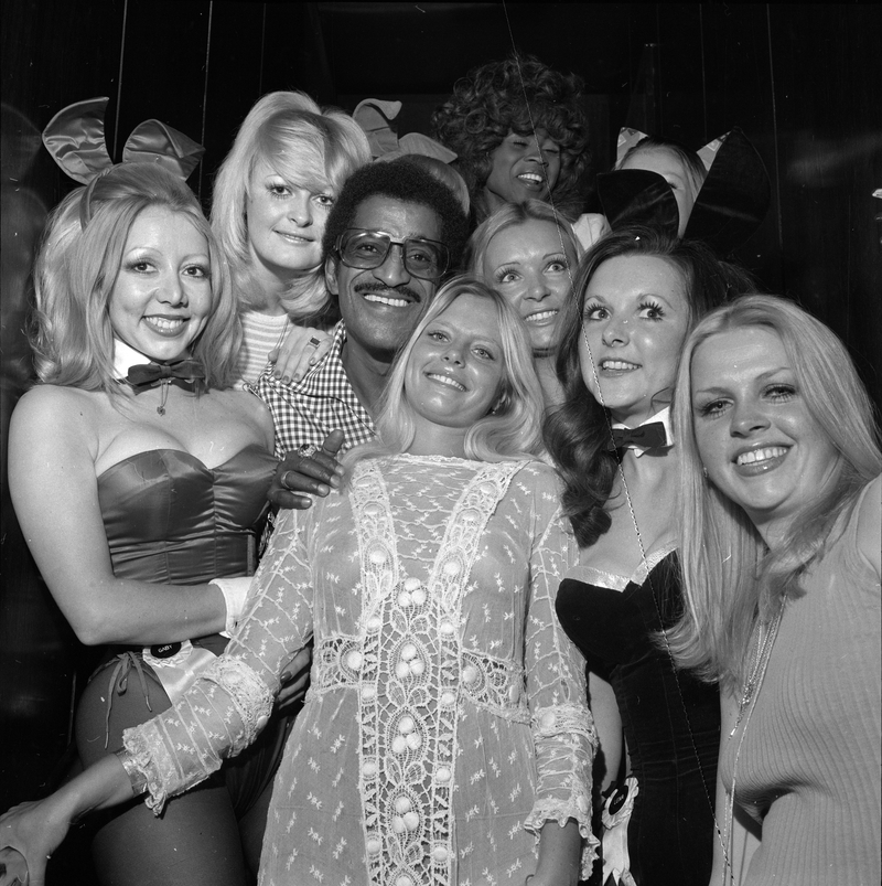 Sammy Davis Jr. y Las “Conejitas” | Getty Images Photo by Mirrorpix