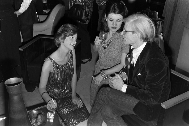 Andy Warhol festeja con Paloma Picasso | Getty Images Photo by Michel Maurou/WWD/Penske Media