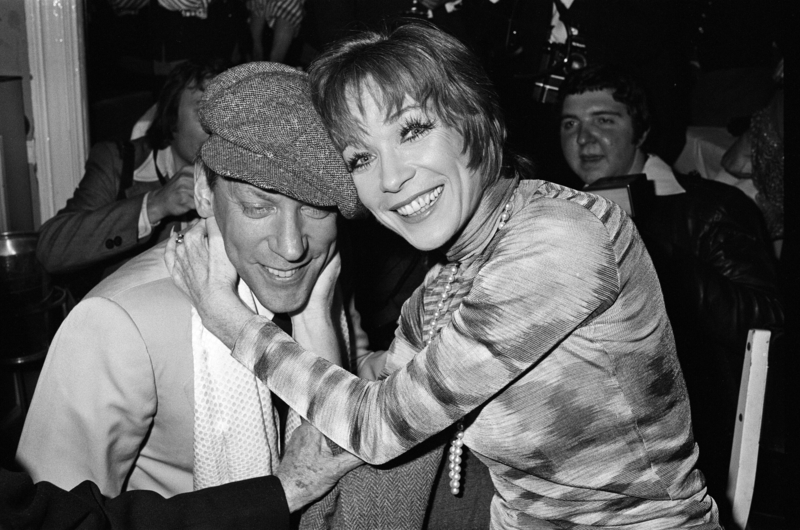 Shirley MacLaine y Donald Sutherland festejan en el  