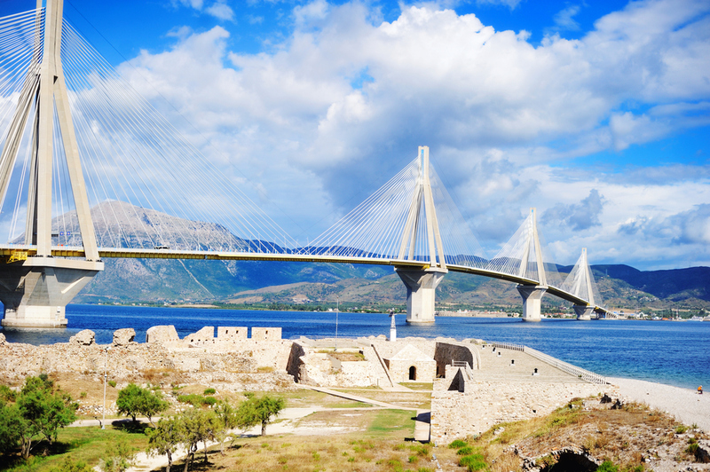 Rio–Antirrio Bridge, Grécia | Shutterstock Photo by Alinute Silzeviciute