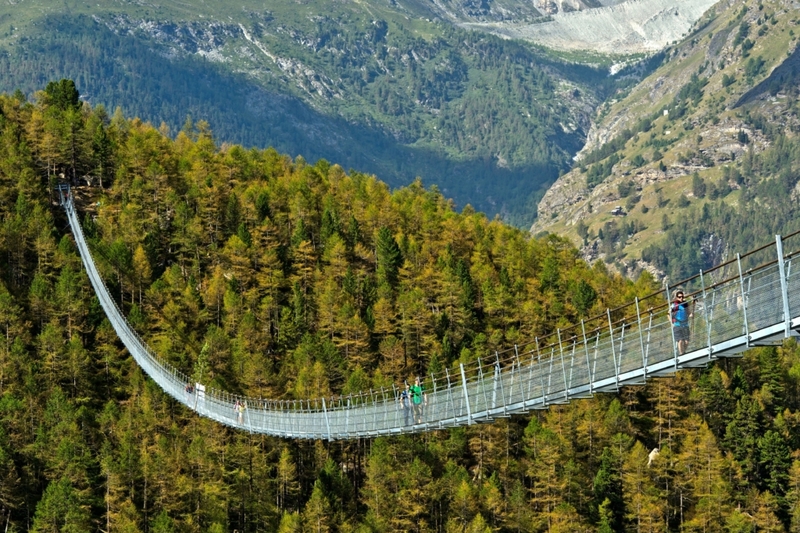 Charles Kuonen Suspension Bridge, Suíça | Alamy Stock Photo by U&GFischer/mauritius images GmbH 