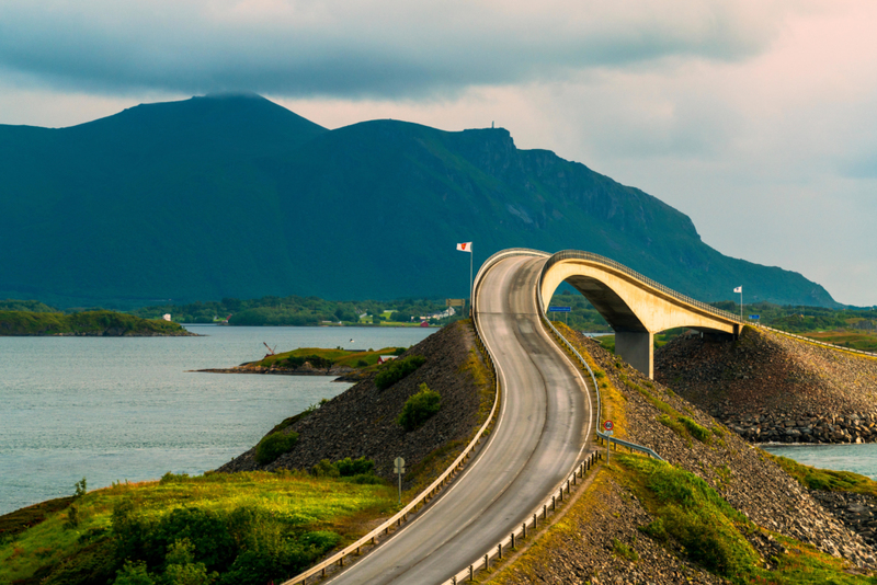 Storseisundet Bridge, Noruega | Alamy Stock Photo by Roberto Moiola/robertharding 