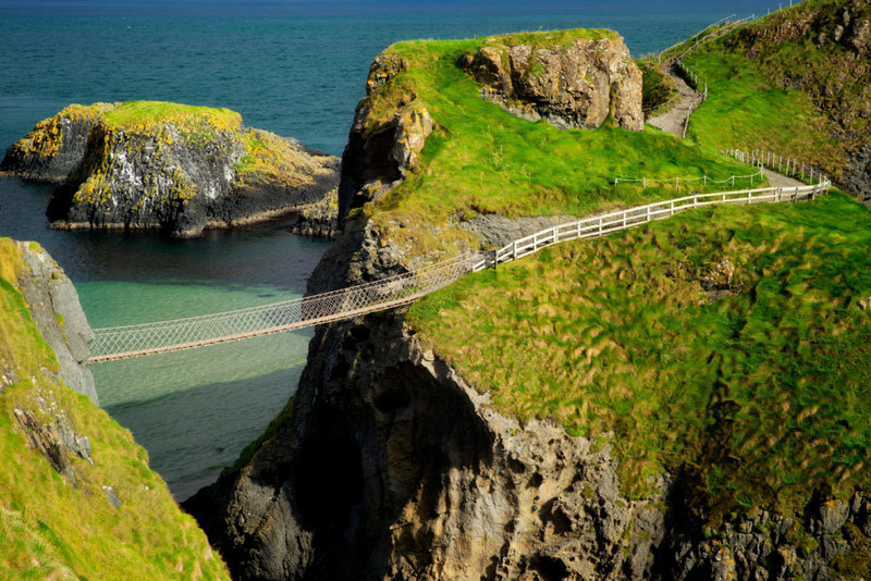 Carrick-a-Rede Rope Bridge, Irlanda do Norte | Alamy Stock Photo by Dennis Frates 