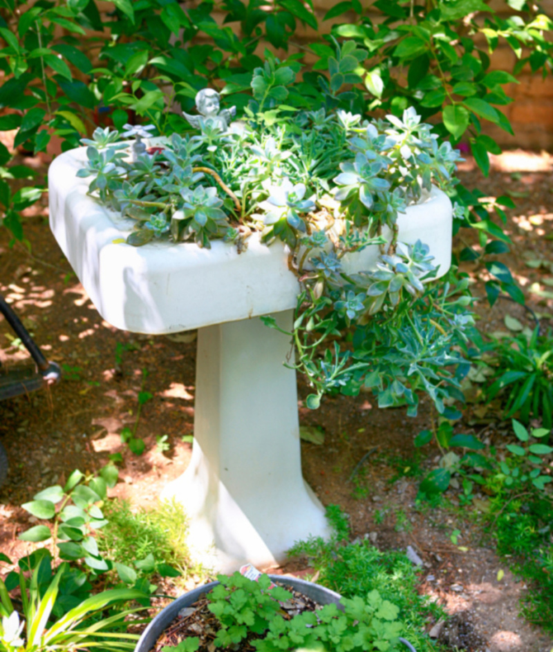 Creative Use for an Old Sink | Alamy Stock Photo by Images-USA