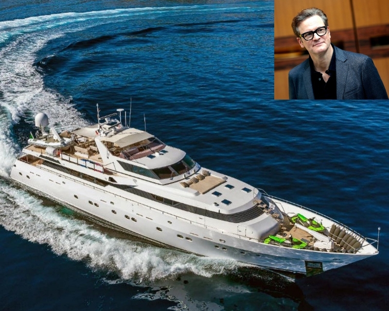 Colin Firth protzt auf seiner Sunliner | Instagram/@csoyachts & Alamy Stock Photo by insidefoto srl/Alamy Live News/Insidefoto di andrea staccioli 