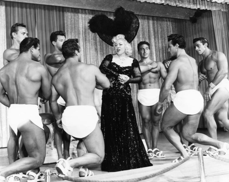 Mae West Faz Sua Estreia | Alamy Stock Photo by Courtesy Everett Collection/Inc