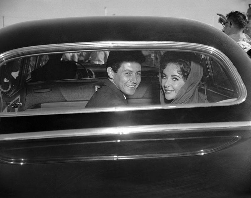 Eddie Fisher e Elizabeth Taylor Saindo de Seu Casamento | Getty Images Photo by Bettmann