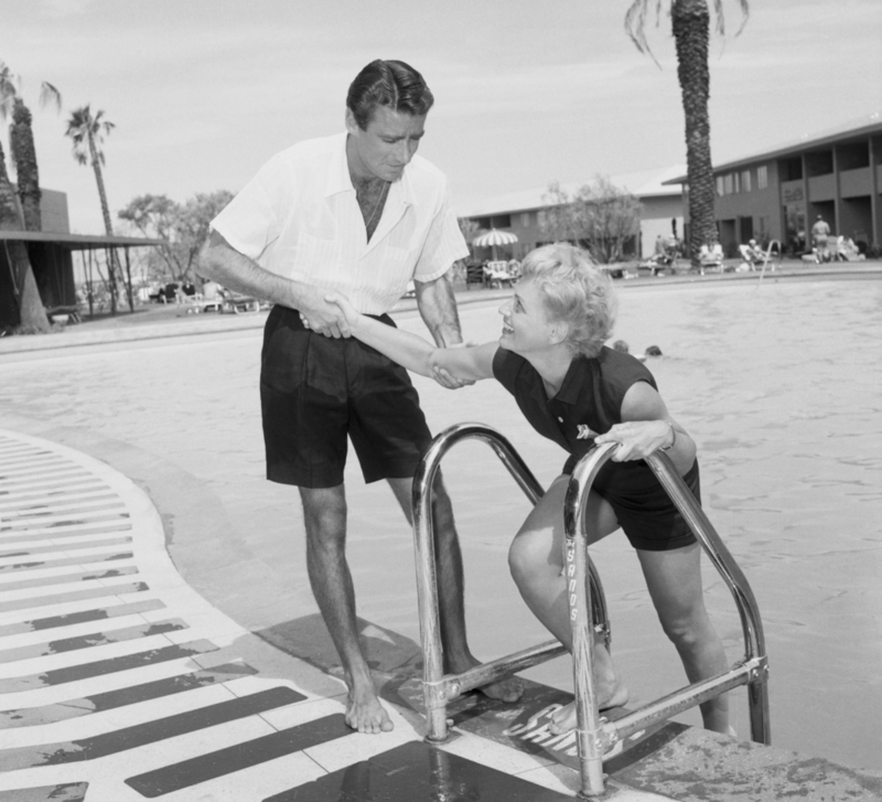 Atores Peter Lawford e Judy Holliday | Getty Images Photo by Bettmann
