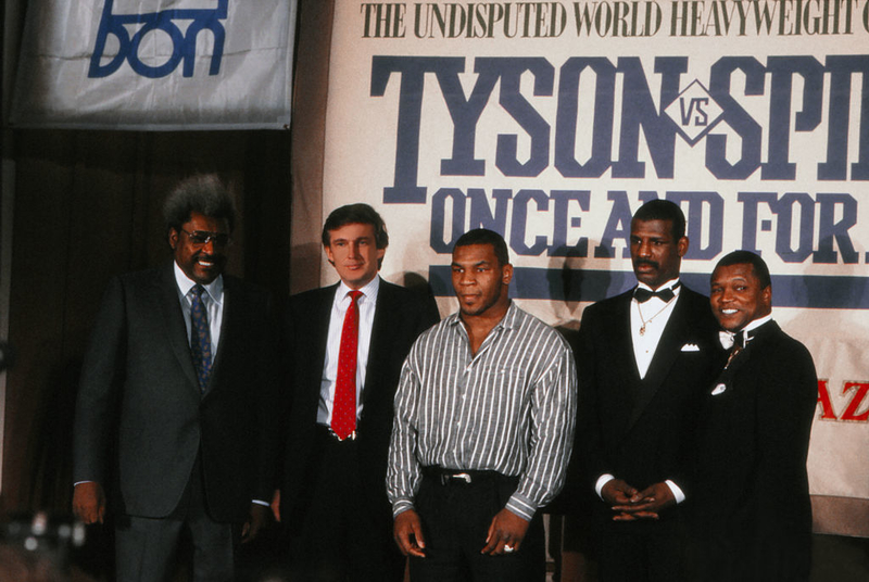 Donald zpoya a la leyenda del boxeo | Getty Images Photo by Jeffrey Asher