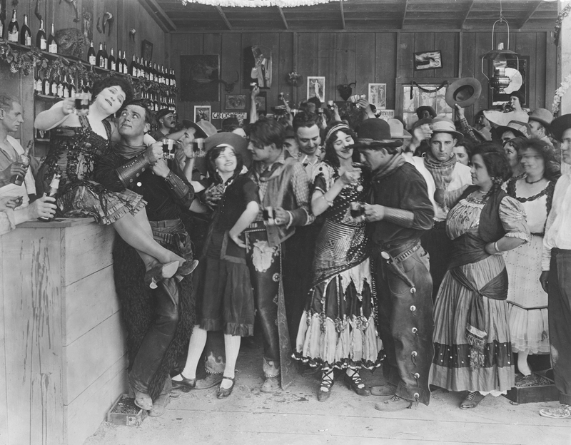 Cowboys und Bardamen | Getty Images Photo by Bettmann