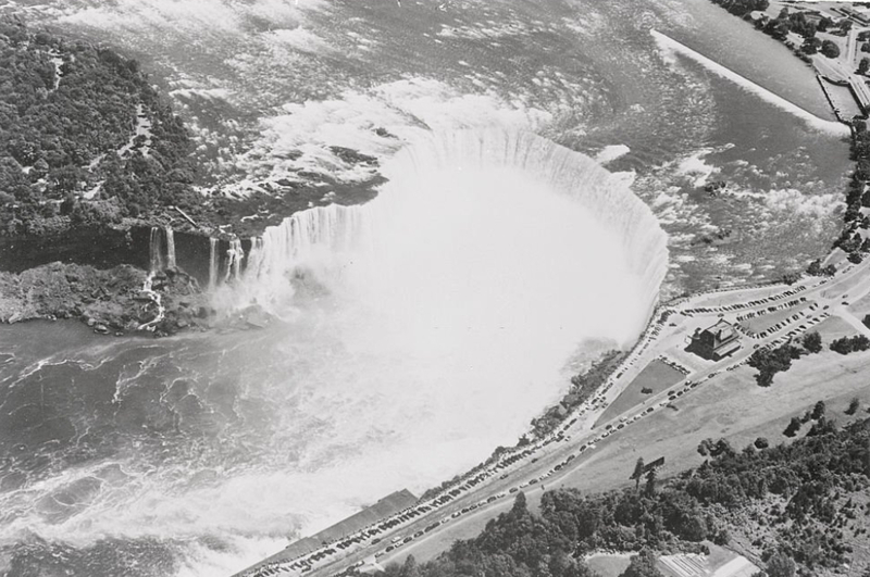 You’ll Never Believe What Researchers Discovered When They Drained the Water from The Niagara Falls | Getty Images Photo by Bettmann