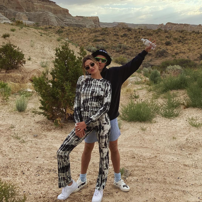 Tie-Dye in the Desert | Instagram/@haileybieber