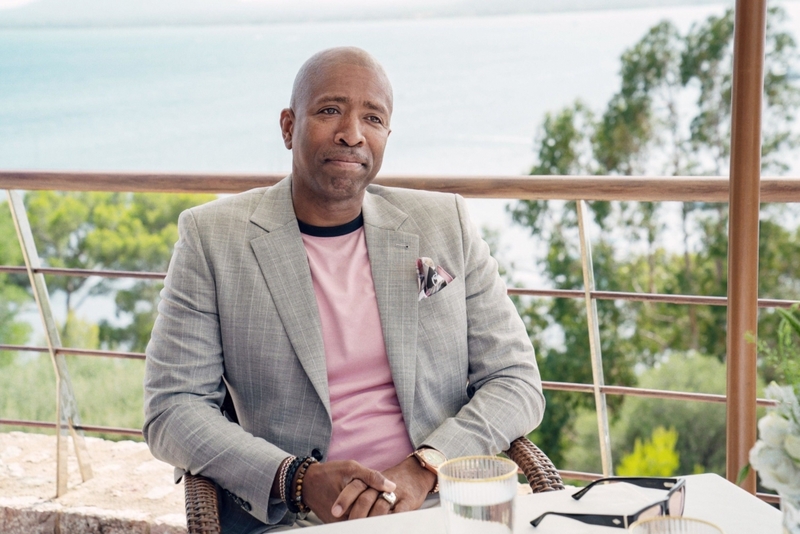 Kenny Smith - CBS | Alamy Stock Photo by Scott Yamano/Netflix/Courtesy Everett Collection Inc