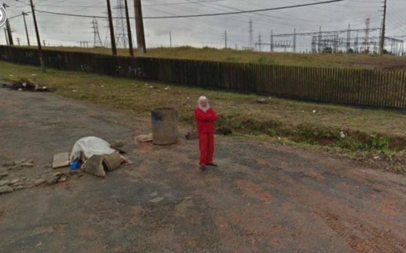 Ein bescheidener Weihnachtsmann | Imgur.com/8Tydzr9 via Google Street View