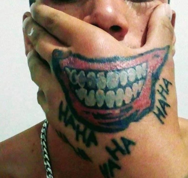 Grinsen | Facebook/@Tatuagens Engraçadas